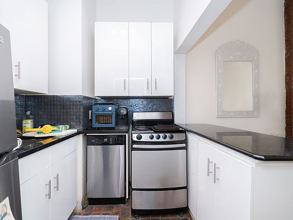 4th image of 208 E 60th St APT 3