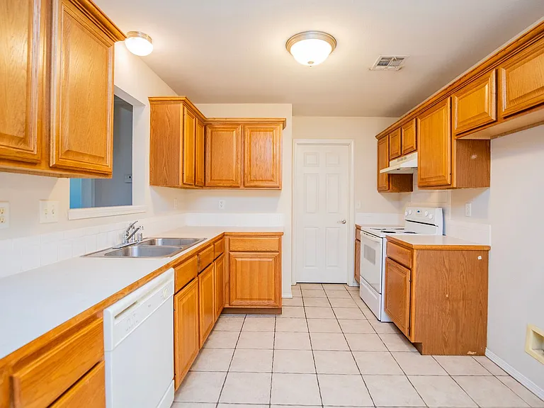 610 Maplewood Dr — Photo 9