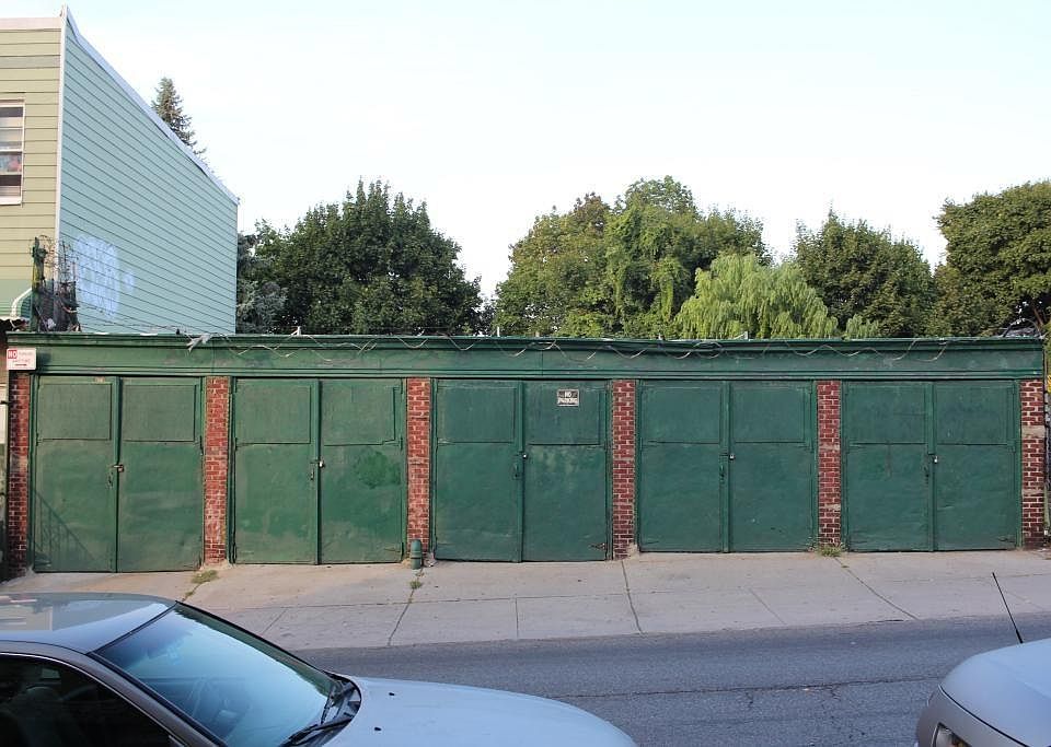 2nd image of 581 E 39th St