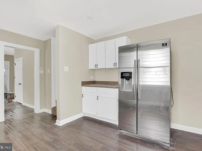 2369 Canby St — Photo 8