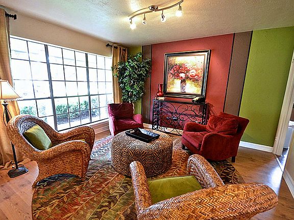 4th image of 606 Woodlake Cir
