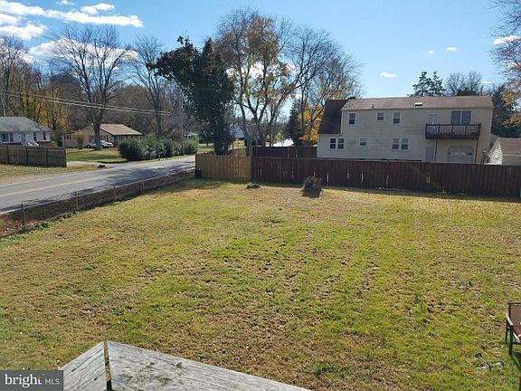 3rd image of 307 E Hawthorne Dr