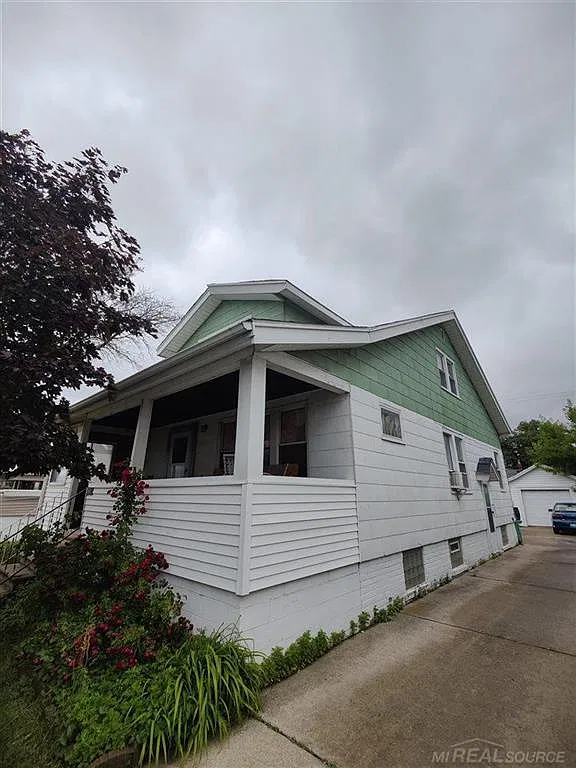 4 bed, 1600 sqft, $1,700 — Photo 1
