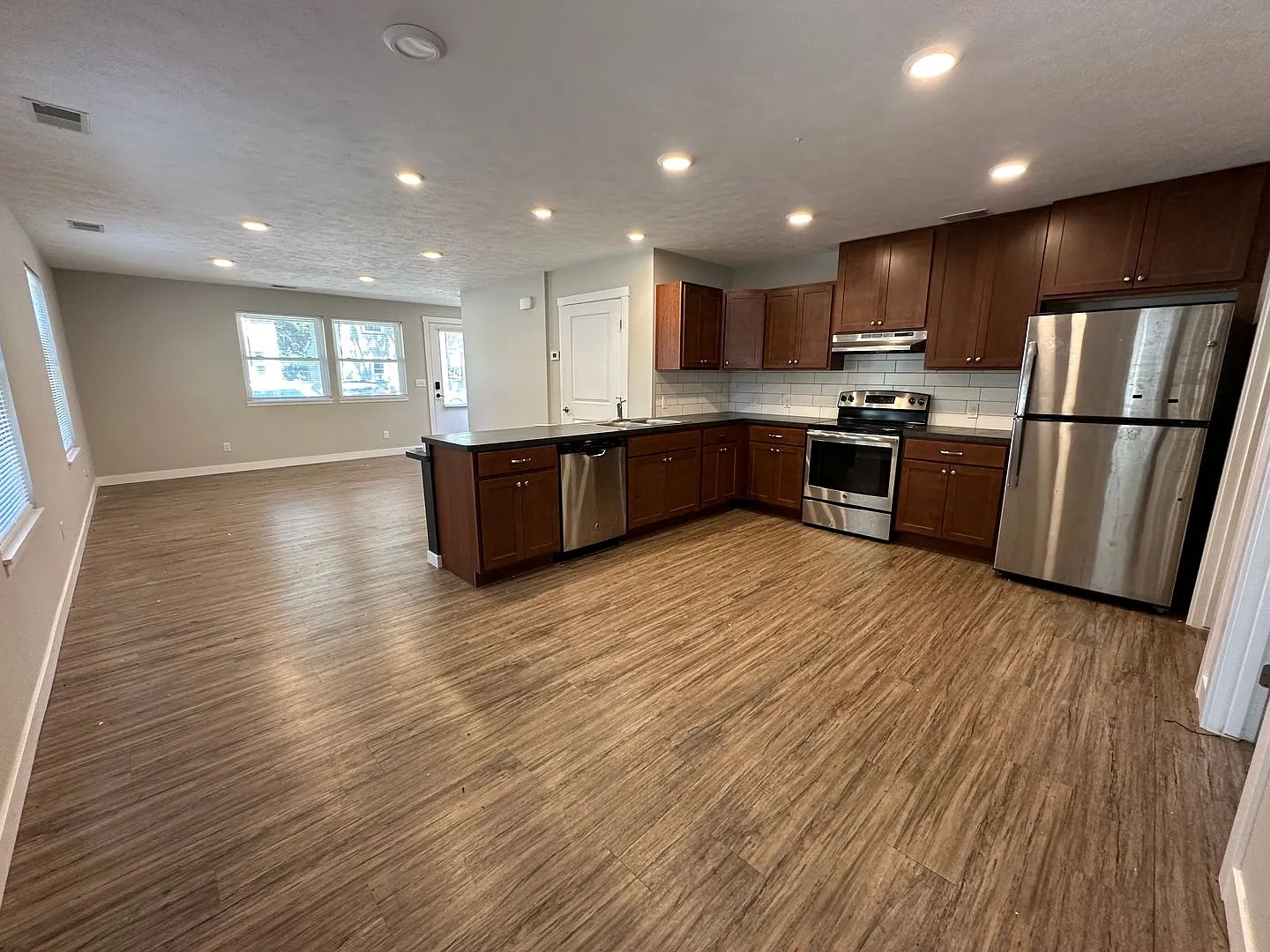 924 Dayton SW- Central air! Laundry! Lawn service included! — Photo 3