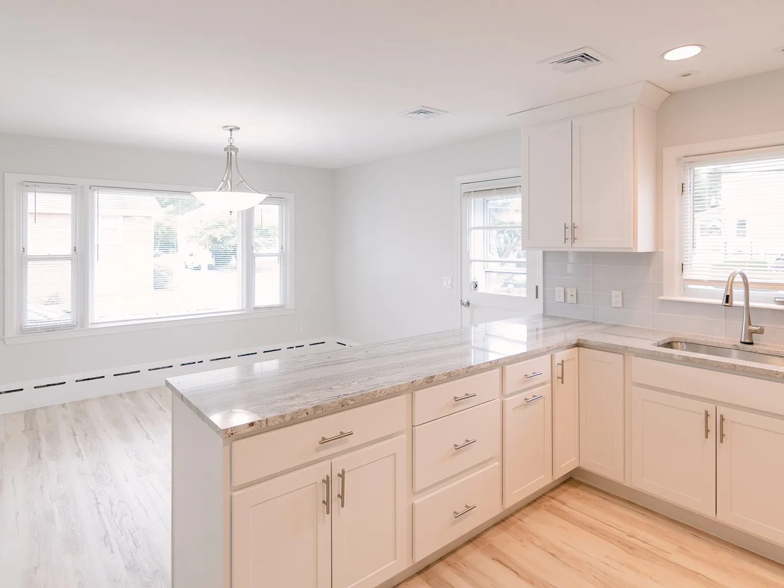 3 bed, 2.5 bath, 2486 sqft, $6,500 — Photo 3