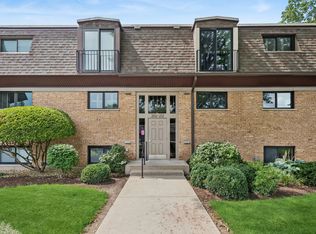 202 Kenston Ct #202, Geneva, IL 60134