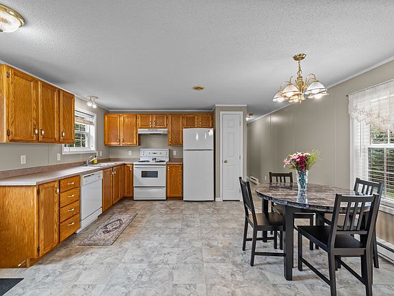 3rd image of 61 Dawn Dr