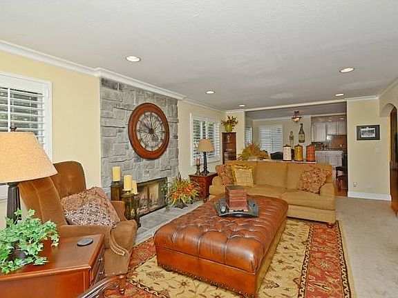 Family Room w/fireplace