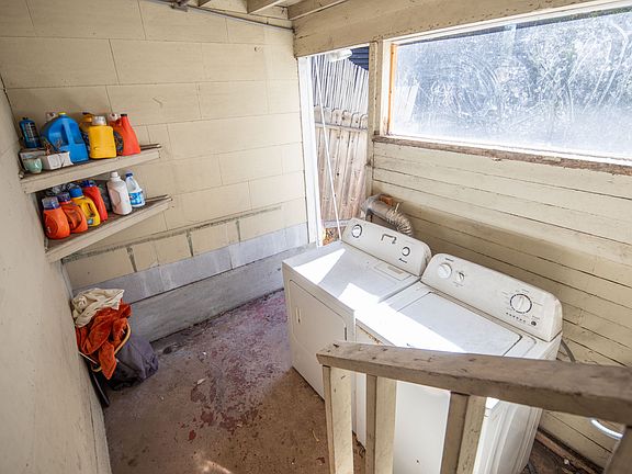 3rd image of 3035 Redwood St #1/2