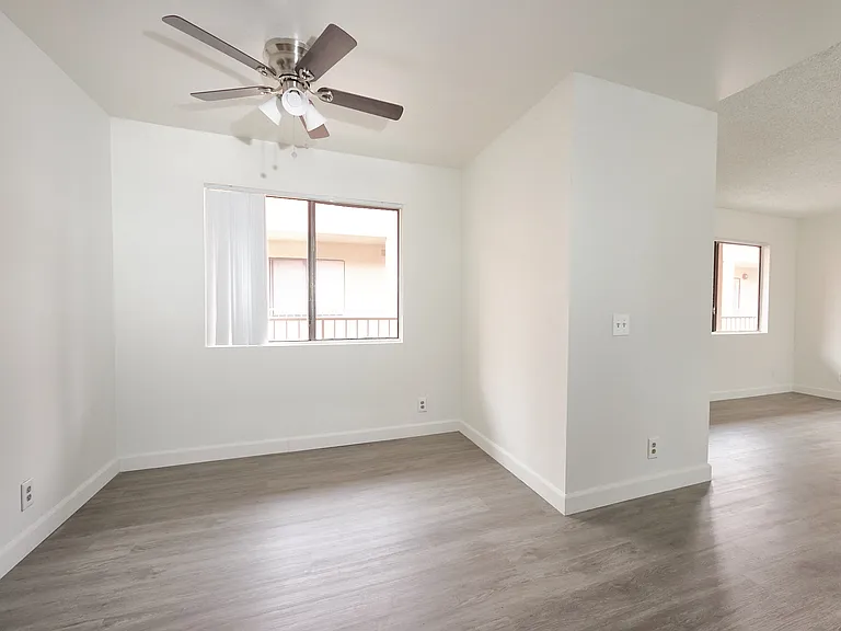 4619 Rosewood Ave — Photo 10