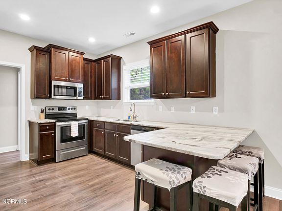 3rd image of 841 Lea Landing Drive