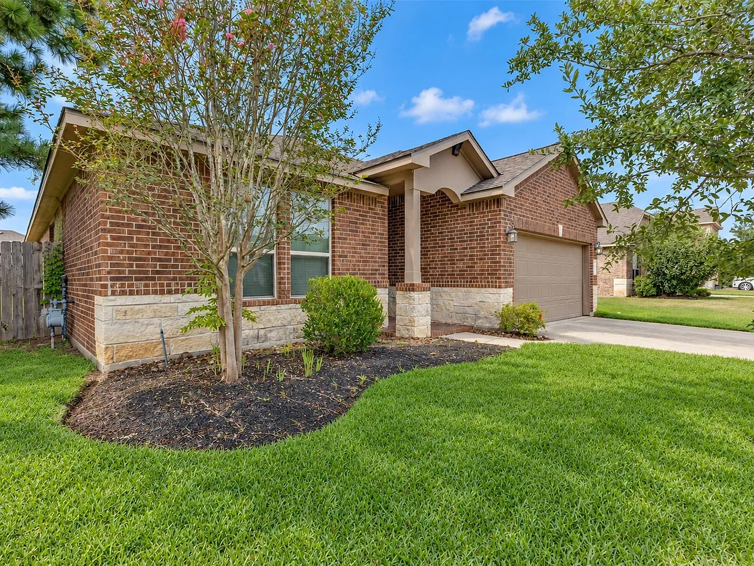 4 bed, 3.0 bath, 2557 sqft, $2,450 — Photo 3