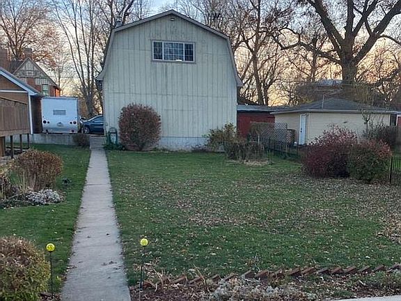 2-sty garage w/spot outside