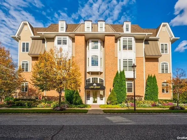 341 Trotting Lane #1, Westbury, NY 11590