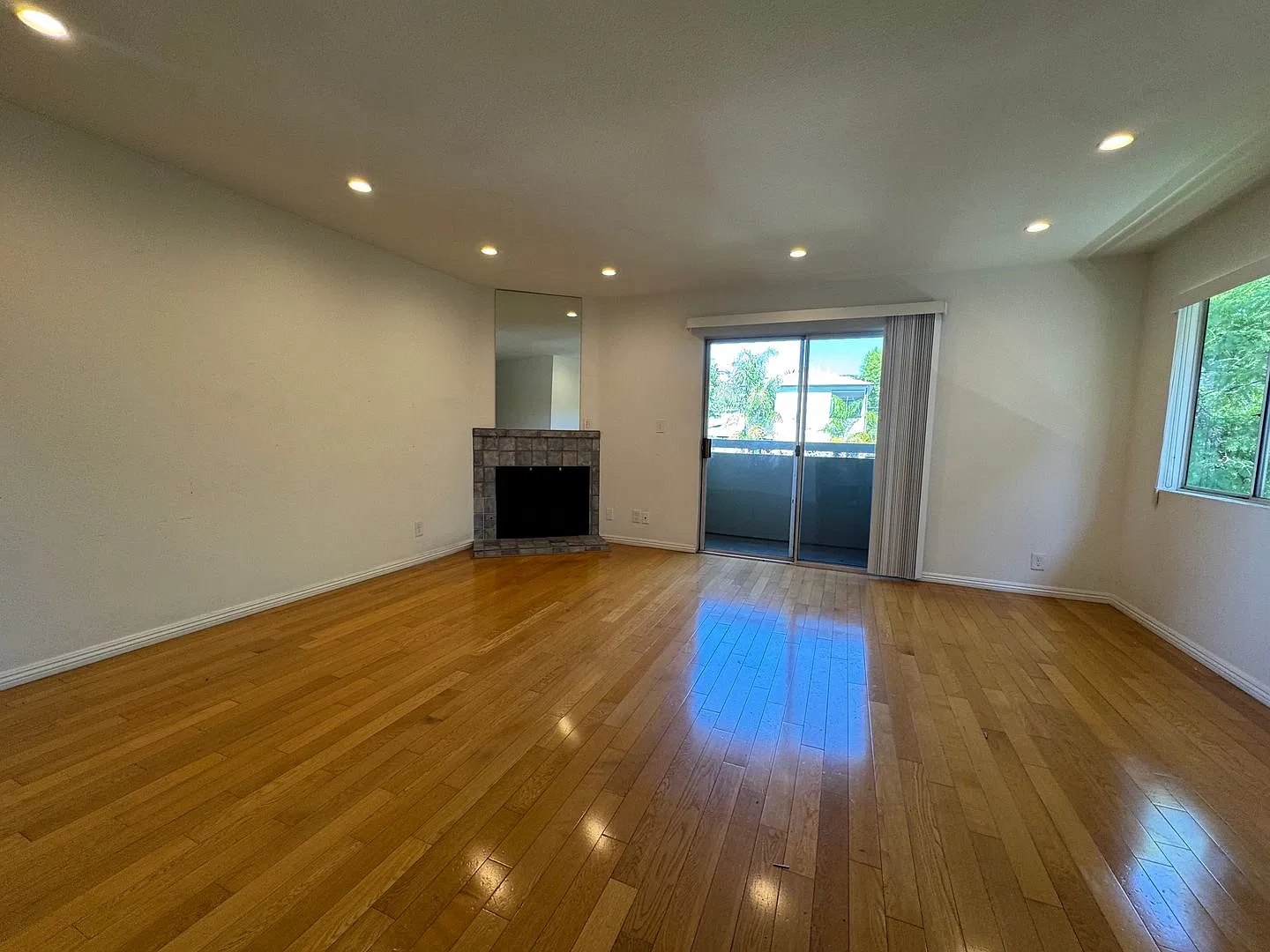 4446 Finley Ave LIVE — Photo 2
