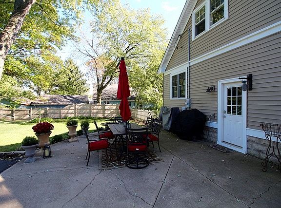 3rd image of 133 E 2nd Ave