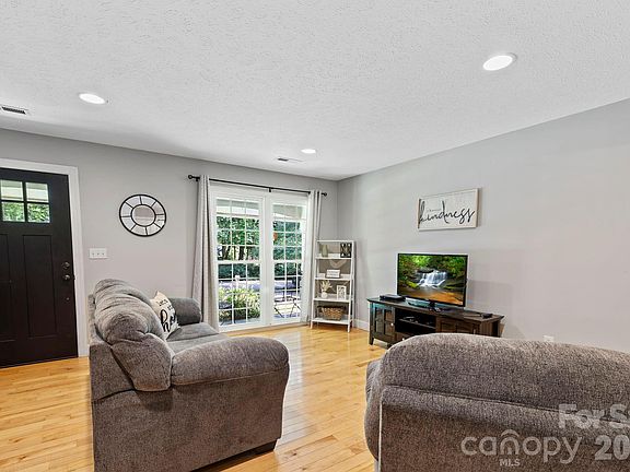 5th image of 150 Deerwoode Ln