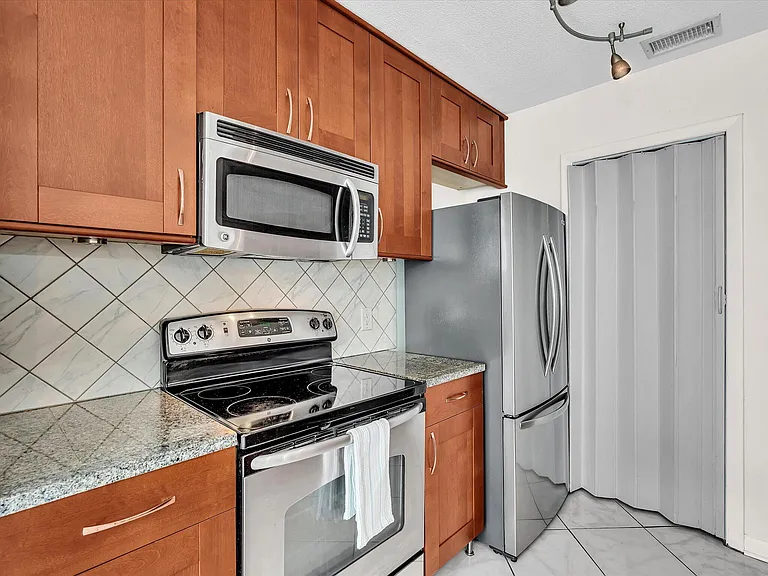 815 W Boynton Beach Blvd #16-205 — Photo 19