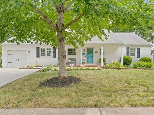 8741 Marty St, Overland Park, KS 66212