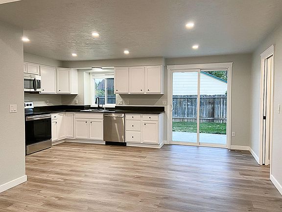 Newly remodeled kitchen with granite counter tops and stainless steel appliances. Pocket Properties 208-606-0018