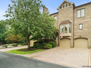 4 Windsor Ct, Saddle River, NJ 07458