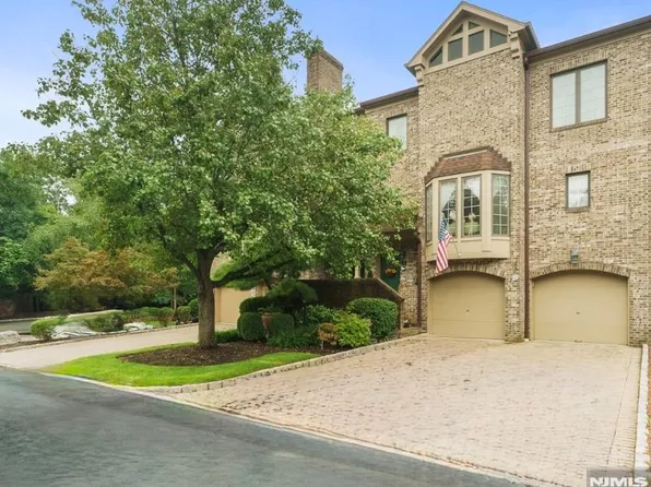 4 Windsor Ct, Saddle River, NJ 07458