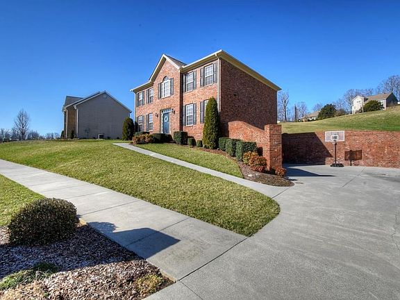 3rd image of 127 Laurel Cyn