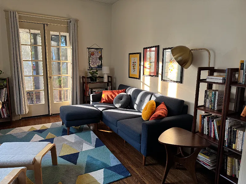 Light-filled, Spacious 2 Bd w/ Hardwoods Throughout, Private Screened Porch, Upper Monroe Cobbs Hill — Photo 3