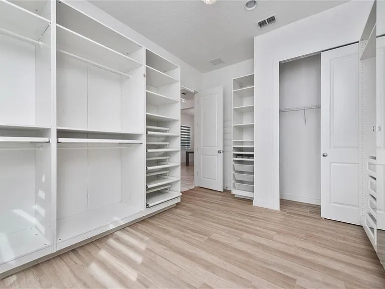 8664 Dubochet St — Photo 23