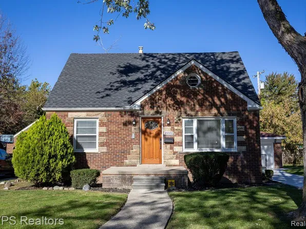 20055 Roscommon St, Harper Woods, MI 48225