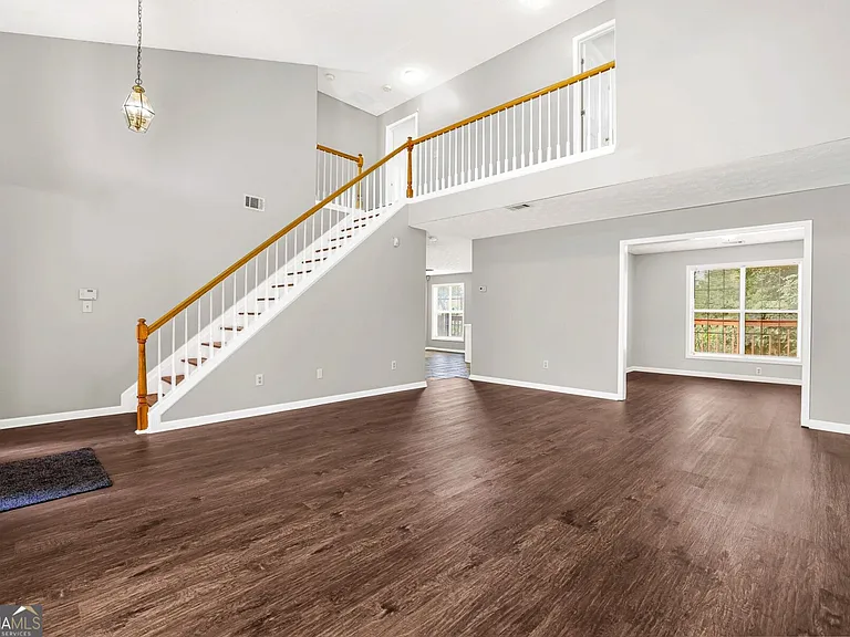 690 Burnham Rdg — Photo 3