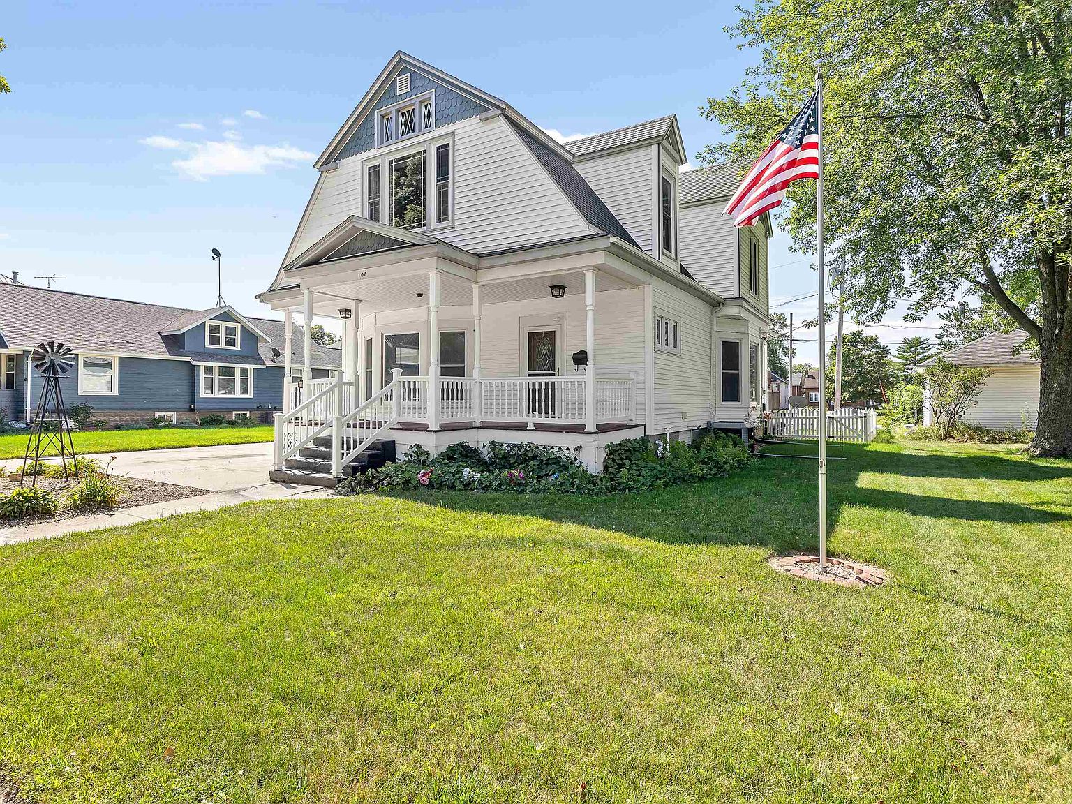 108 W Howard St, Manchester, IA 52057 Zillow