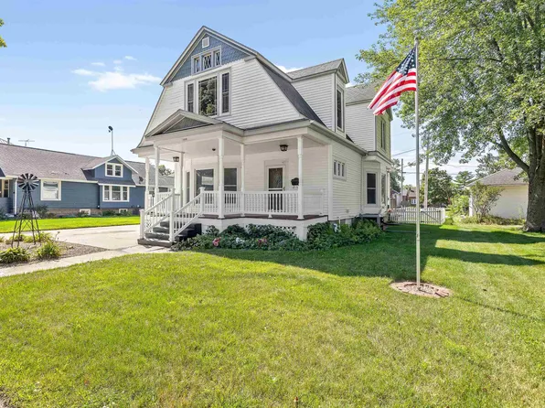 108 W Howard St, Manchester, IA 52057