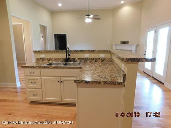 5th image of 855 Magnolia Dr