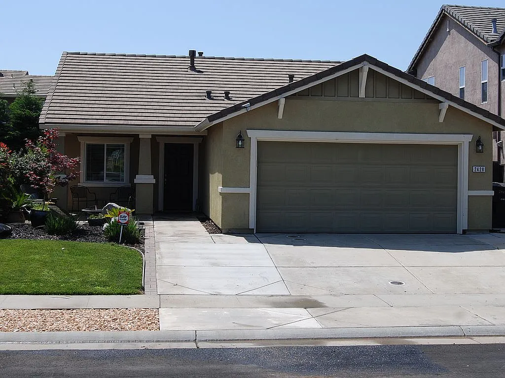 2428 Kinsella Way photo 1