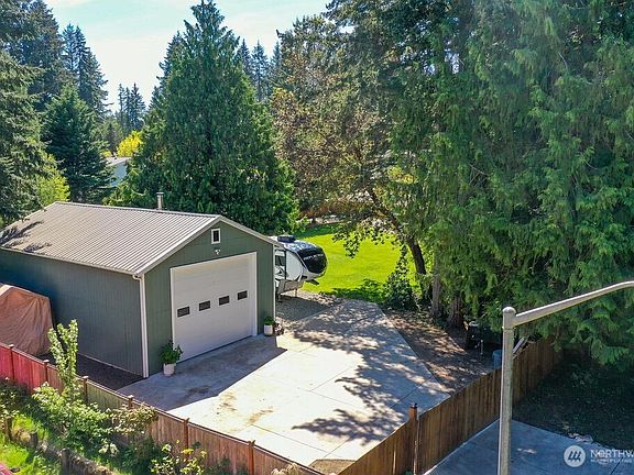 3rd image of 1135 Hillandale Drive E