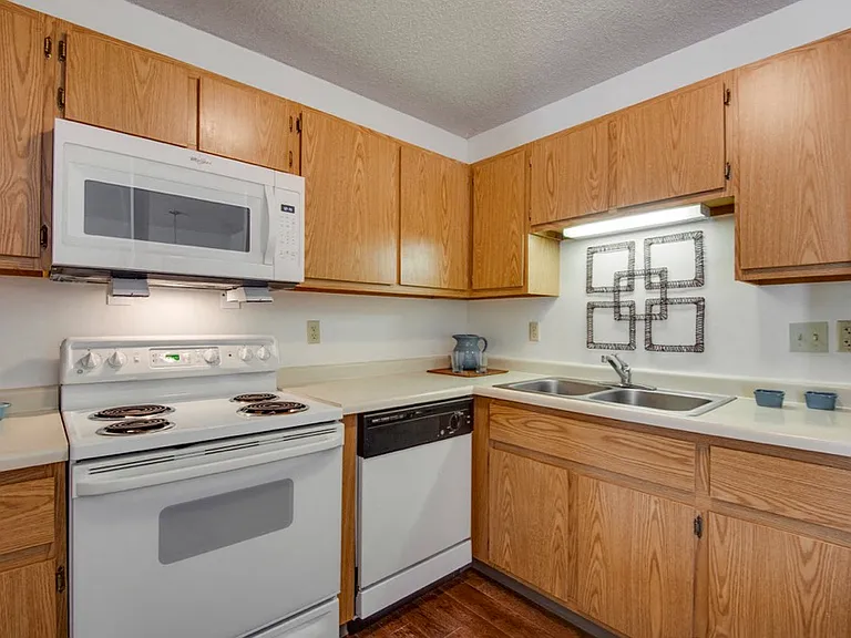 Eagle Creek Townhomes — Photo 4