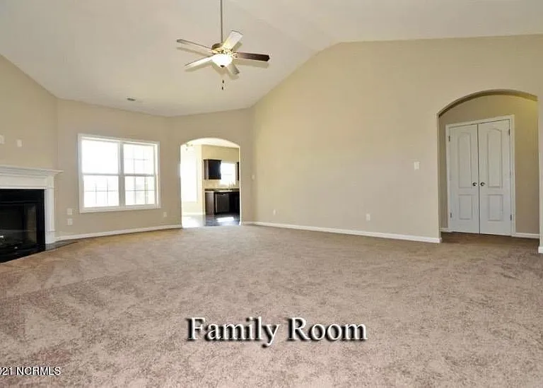 417 Amethyst Ct — Photo 2