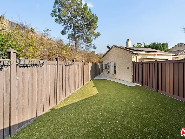 4530 Bakman Ave — Photo 21