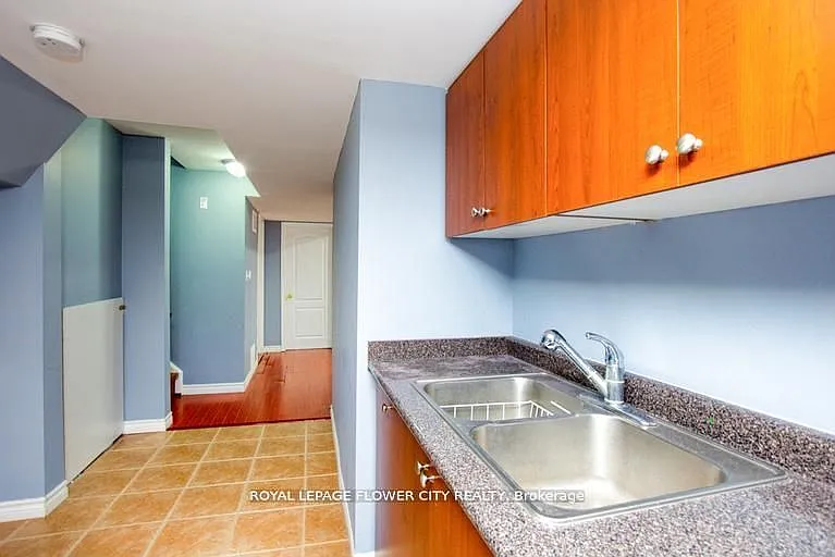 18 Saint Eugene St — Photo 12
