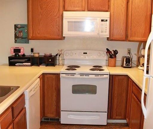 3rd image of 485 E 8th Ave