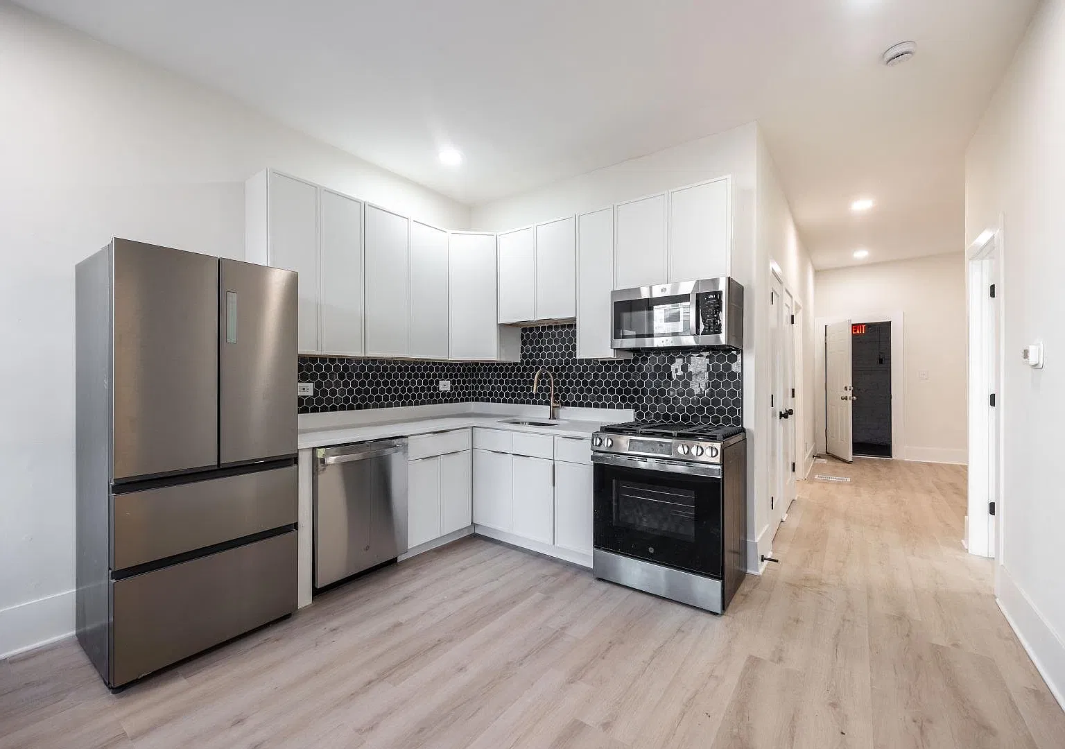 944 N Damen Ave — Photo 2