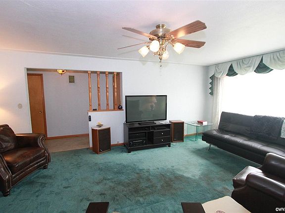 Looking toward the entry way.