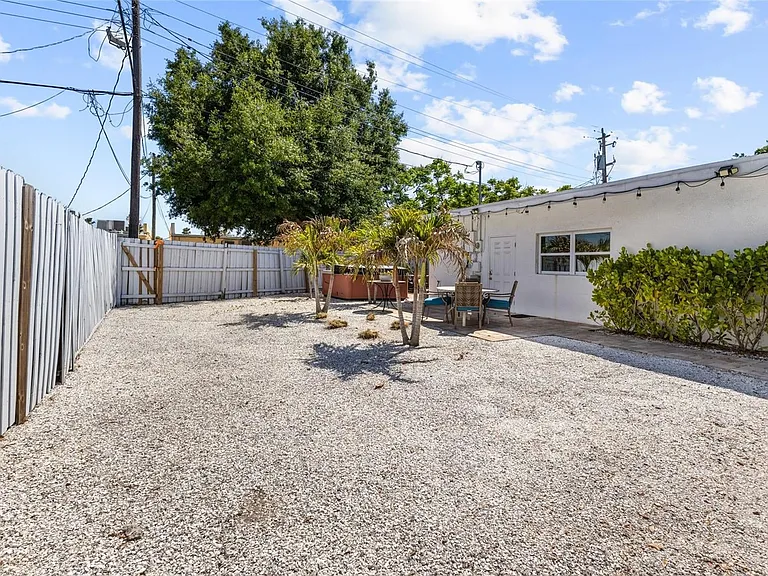 2082 Orchid St — Photo 16