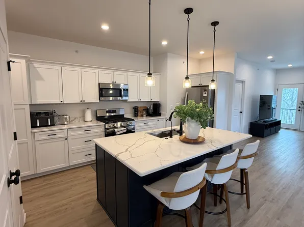 602 Pointe Dr #602, Walled Lake, MI 48390