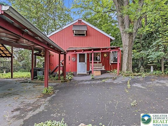 2nd image of 400 Coal St