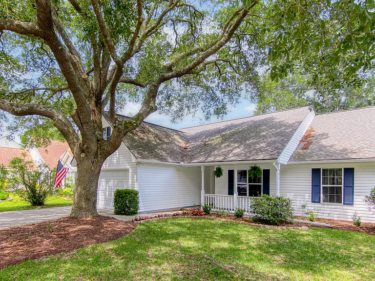 1264 Center Lake Dr — Photo 2