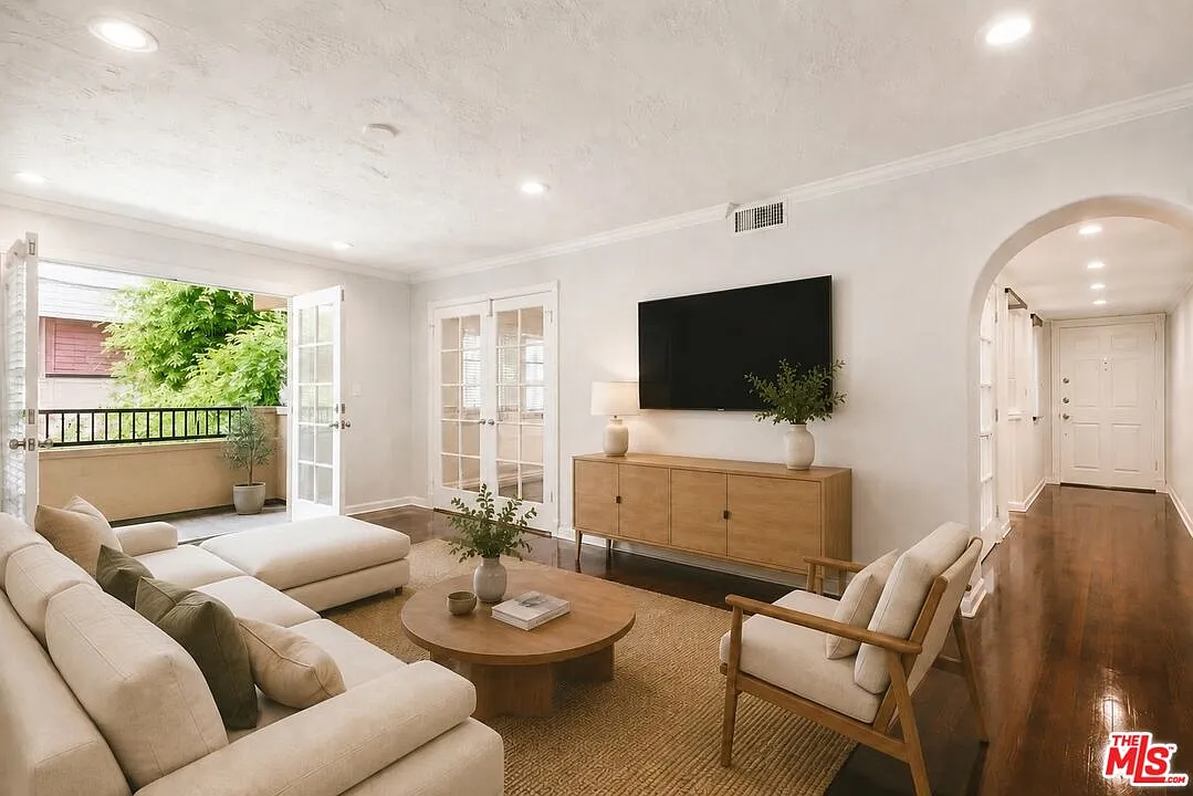 3 bed, 2.5 bath, 2100 sqft, $7,500 — Photo 3