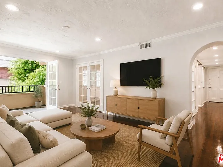 1118 S Cardiff Ave #1 — Photo 3