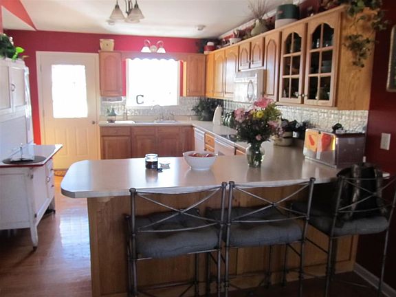 3rd image of 464 Evergreen Dr